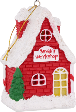 Czerwony domek-ozdoba choinkowa 'Sarah's Workshop' z cegiełek, ośnieżony dach i zielona choinka, widok z przodu.