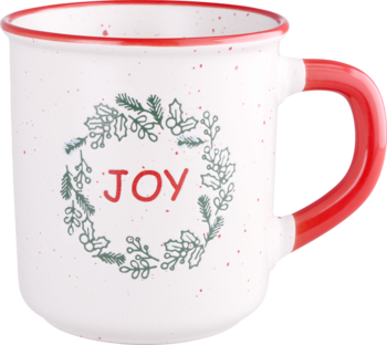 Biały ceramiczny kubek świąteczny z czerwonym uchem i brzegiem, ozdobiony zielonym wieńcem z napisem JOY, widok z przodu.