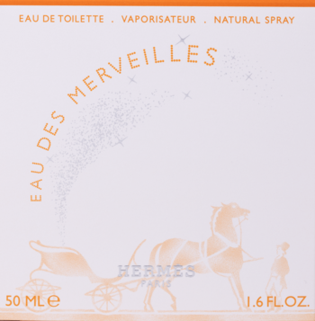 Front pudełka Hermès Eau des Merveilles wody toaletowej. Jasne opakowanie z pomarańczowymi napisami i grafiką konia.