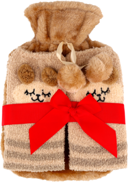 Puszysty termofor z beżowym pokrowcem w misia, z uszkami, wyszytymi oczami i czerwoną kokardą.