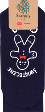 Granatowe skarpety świąteczne z białym ludzikiem piernikowym, napisem 'Świąteczne', widok z przodu.