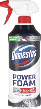 Domestos Power Foam Sea Fresh w czarno-białej butelce z czerwonym sprayem. Pianka usuwająca kamień i zarazki, widok z przodu.