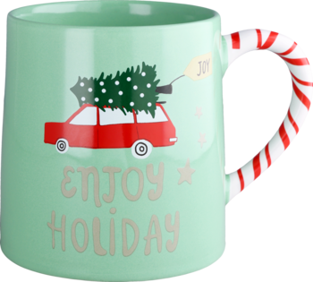 Porcelanowy miętowy kubek z czerwonym samochodem i choinką, uchwyt w paski cukrowej laski. Widok z przodu, napis 'Enjoy Holiday'.