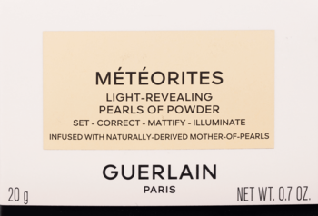 Guerlain Météorites Light-Revealing Pearls of Powder, beżowe opakowanie z czarnymi napisami, widok etykiety.