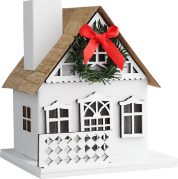 Biały domek dekoracyjny z dachem w kolorze drewna, finezyjnymi oknami i świątecznym wieńcem z czerwoną kokardą.