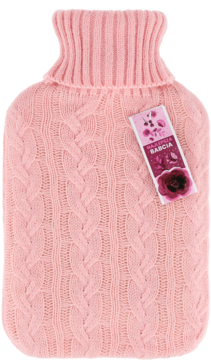 Różowy termofor z dzierganym pokrowcem o warkoczowym wzorze, z metką 'Dla Najlepszej Babci'.