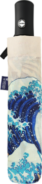 Złożony parasol z nadrukiem Wielkiej Fali w Kanagawie. Niebieskie i białe fale, czarna rączka z przyciskiem. Widok pionowy.