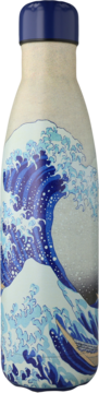 Kremowa butelka termiczna z dynamicznym nadrukiem niebieskich fal i łodzi, inspirowanym Hokusai.