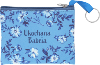 Błękitna kosmetyczka z zamkiem, zdobiona granatowymi kwiatami. Na froncie napis "Ukochana Babcia". Widok z przodu.