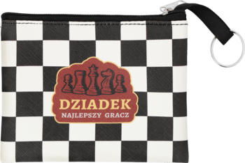 Portfel szachowy czarno-biały w kratę, z naszywką DZIADEK NAJLEPSZY GRACZ. Widok z przodu z zamkiem.