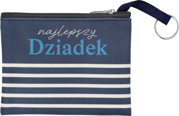 Granatowa saszetka z zamkiem, białymi paskami i napisem 'najlepszy Dziadek', widok z przodu, z brelokiem.