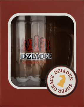 Prezent dla dziadka: szklany kufel z czerwonym napisem DZIADEK i szachami, w brązowym pudełku z naklejką "SUPER GRACZ".