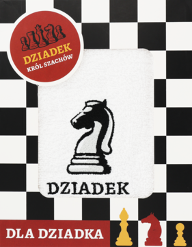Biały ręcznik z konikiem szachowym i napisem DZIADEK na tle szachownicy. Opakowanie prezentowe DLA DZIADKA KRÓLA SZACHÓW.