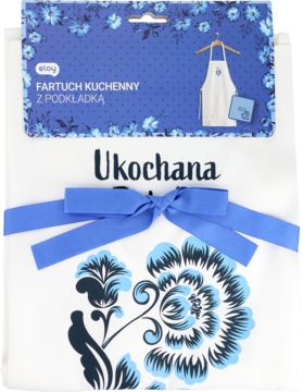 Biały fartuch kuchenny z niebieskim ludowym wzorem kwiatów i napisem "Ukochana", z niebieską wstążką, z opakowaniem z podkładką.
