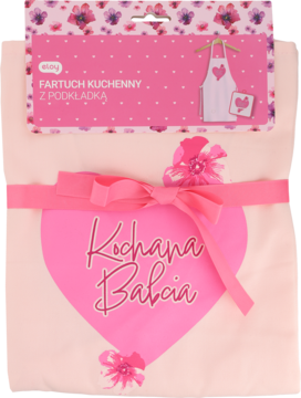 Kremowy fartuch kuchenny z różowym sercem "Kochana Babcia" i wstążką, w opakowaniu z etykietą "Z podkładką".