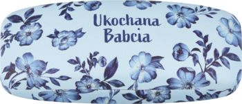 Jasnoniebieskie etui na okulary w niebieskie kwiaty z napisem 'Ukochana Babcia', widok z góry.