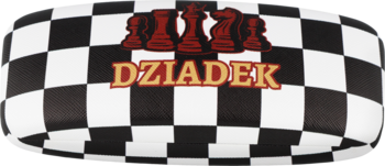 Prostokątne pudełko z szachownicą, czerwone figury szachowe i napis DZIADEK na wieczku, widok z góry.