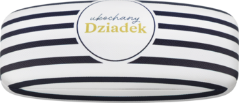 Ovalna poduszka w biało-granatowe paski z okrągłą etykietą "ukochany Dziadek", widok z przodu.
