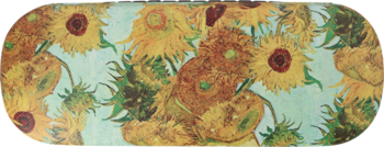 Obraz: gęsto ułożone żółte słoneczniki z ciemnymi środkami i zielonymi liśćmi na jasnym tle. Malarstwo olejne.