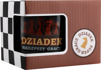 Bliskie ujęcie brązowego pudełka z szachownicą, etykieta "DZIADEK NAJLEPSZY GRACZ" z figurami, okrągła naklejka.