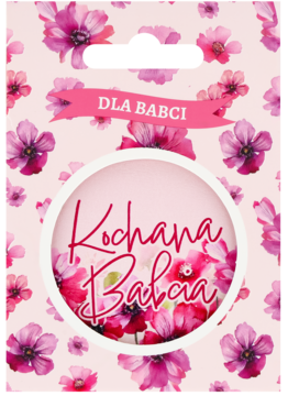 Różowa torebka prezentowa z kwiatowym wzorem, napisem "DLA BABCI" i "Kochana Babcia" w okręgu. Widok z przodu.
