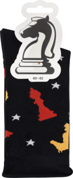 Czarne skarpety z wzorem mapy Wielkiej Brytanii i gwiazd, rozmiar 40-45, zapakowane z zawieszką konia szachowego.