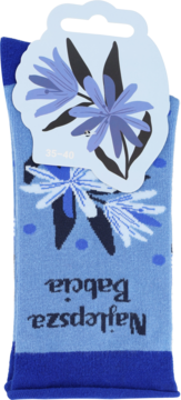 Jasnoniebieskie skarpetki z fioletowymi kwiatami i napisem 'Najlepsza Babcia', widok z przodu z metką rozmiar 35-40.