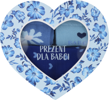 Błękitne, sercowate pudełko prezentowe z kwiatowym wzorem, z napisem 'PREZENT DLA BABCI' na zawartości.
