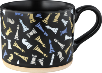 Czarny ceramiczny kubek z beżowym dnem, ozdobiony złotymi, białymi i niebieskimi figurami szachowymi, widok z boku.