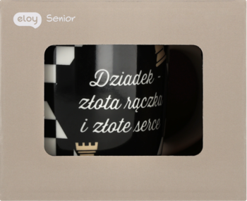 Czarny kubek "Dziadek złota rączka i złote serce" z wzorem szachownicy, w beżowym pudełku prezentowym, przez wycięcie.