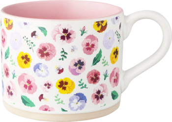 Biały ceramiczny kubek z różowym wnętrzem i wzorem kolorowych bratków; widok z boku, lekko żłobiony uchwyt.