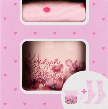 Zestaw prezentowy: różowe pudełko z kubkiem "Kochana Babcia" i skarpetkami w kropki, widok z góry.