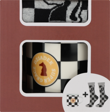 Zestaw prezentowy dla dziadka: kubek z napisem "Super Gracz Dziadek" i szachowym wzorem oraz czarno-białe skarpetki, w pudełku.