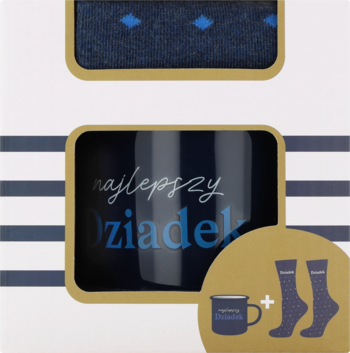 Zestaw prezentowy: kubek z napisem "najlepszy Dziadek" i granatowe skarpety w pudełku w biało-niebieskie pasy.