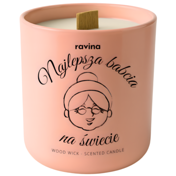 Różowa świeca sojowa Ravina o zapachu magnolii, z drewnianym knotem i napisem 'Najlepsza babcia na świecie'.