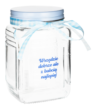 Szklany słoik prezentowy z niebieską pokrywką i wstążką w kratkę, widoczny z przodu. Napis: "Wszędzie dobrze, z babcią najlepiej".