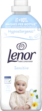 Biała butelka płynu Lenor Sensitive Hypoallergenic Fabric Conditioner, 71 prań, z dzieckiem na etykiecie, ujęcie z przodu.