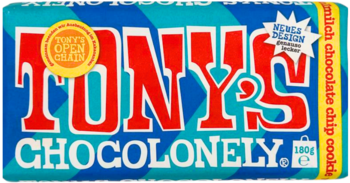 Tony's Chocolonely mleczna czekolada z ciasteczkami, niebieskie opakowanie w ukośne pasy, czerwone logo, z przodu.