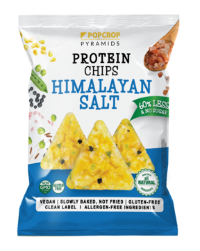 Biało-niebieskie opakowanie Pop Crop Pyramids Protein Chips Himalayan Salt, przód, z trójkątnymi chipsami i solą różową.