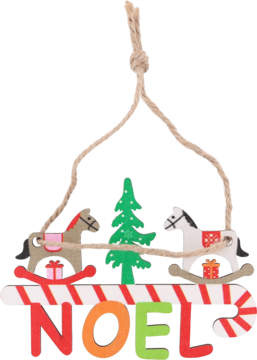 Kolorowa, drewniana zawieszka świąteczna NOEL z konikami na biegunach, zieloną choinką i prezentami. Widok z przodu.