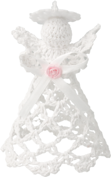 Biały szydełkowy aniołek z koronkową teksturą, różową różą na kokardce, widok z przodu.