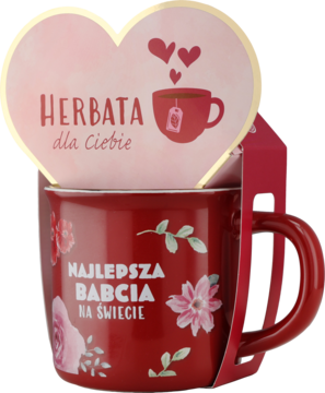 Czerwony ceramiczny kubek 'NAJLEPSZA BABICA' z kwiatami, z różową zawieszką w kształcie serca 'HERBATA dla Ciebie'.