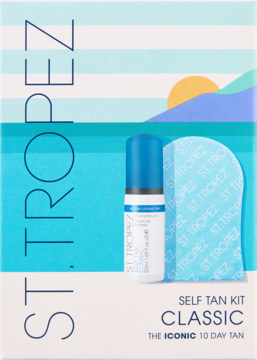 St.Tropez Self Tan Kit Classic w białym pudełku z niebieskimi wzorami, zawiera samoopalacz i rękawicę.