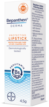 Białe opakowanie pomadki Bepanthen DERMA Protecting Lipstick SPF 50, widoczne z przodu i z boku, z logo Bayer i wagą 4,5g.