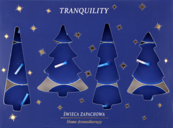 Niebieskie opakowanie na świece zapachowe Tranquility, z wycięciami choinek, złotymi gwiazdkami, widok z przodu.
