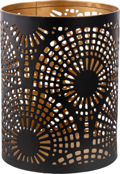 Czarny ażurowy świecznik metalowy z wycięciami w kształcie słońca, złoty w środku, ujęcie z boku.