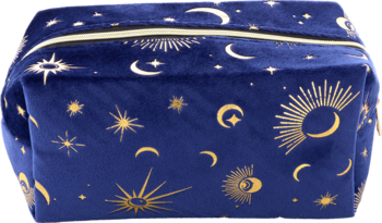 Aksamitna granatowa kosmetyczka w złote gwiazdy i księżyce, z jasnym zamkiem, widok z przodu lekko z góry.