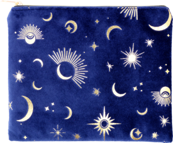 Granatowa welurowa kosmetyczka z błyszczącymi, złotymi wzorami słońc, księżyców i gwiazd, widok z przodu.