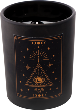 Czarna świeca cylindryczna z etykietą przedstawiającą złote oko opatrzności i motywy astralne, widok z przodu.