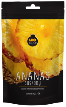 Front czarnego opakowania LEO Ananas suszony, widoczne duże, żółte plastry ananasa z suszeniem chłodnym powietrzem.